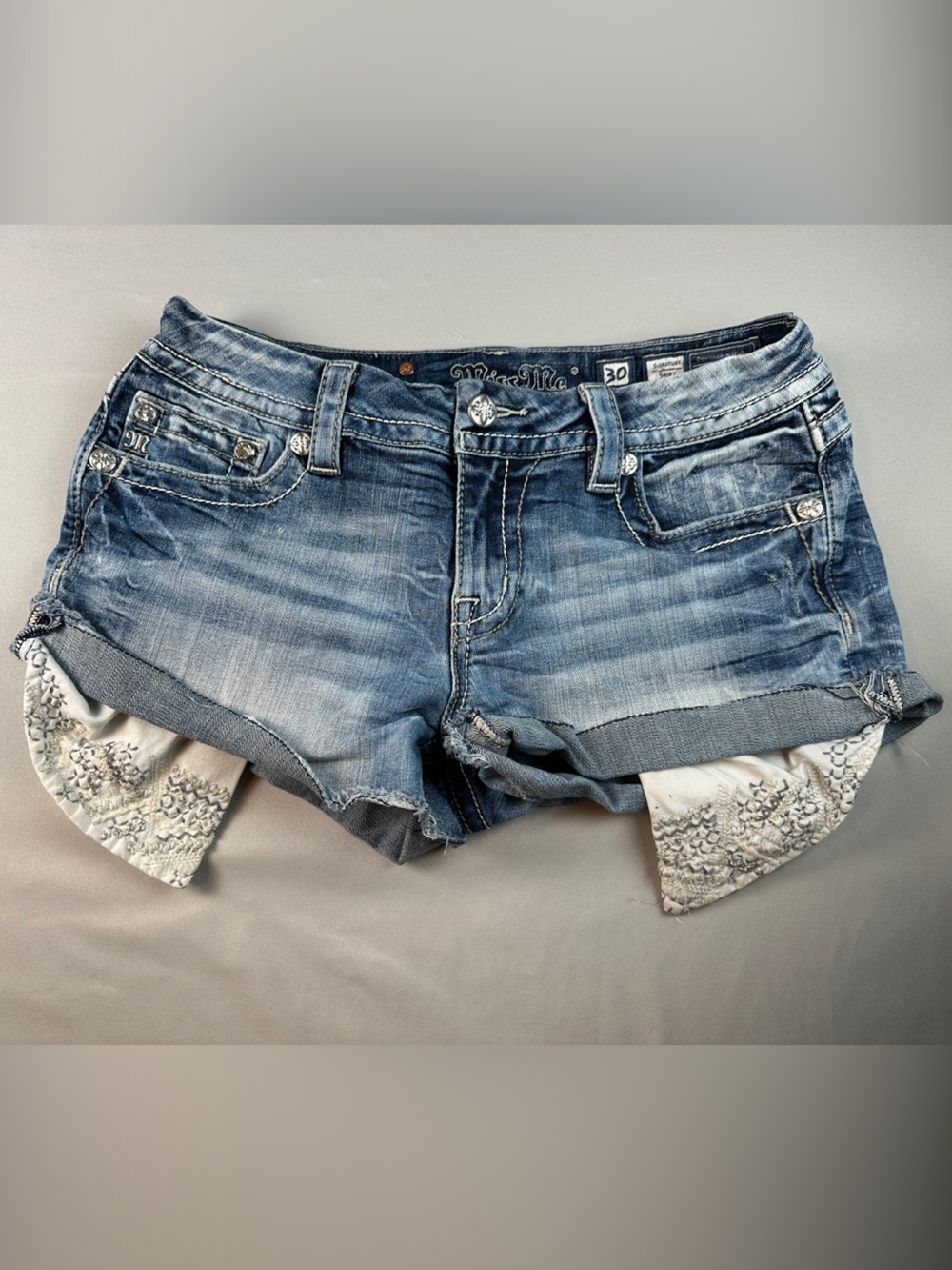 Miss Me Signature Shorts Women’s Embroidered Embellished Blue Denim Pocket Flare
